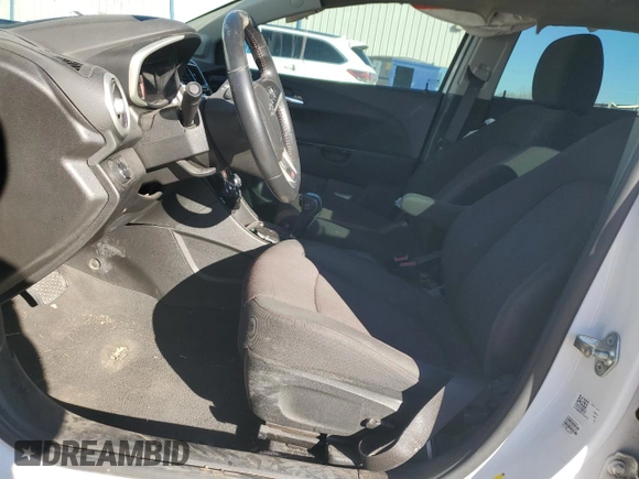 2018 Chevrolet Sonic LT z VIN 1G1JD6SH0J4131575, wystawiony jako Copart lot #86982344 z przebiegiem 81 862 mil mil oraz Szkoda całkowita • Salvage title. Historia ofert i sprzedaży dostępna na DreamBid. Obrazek 7.