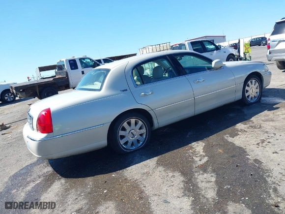 2005 Lincoln Town Car Signature Limited with VIN 1LNHM82W65Y608259, listed as a IAAI auction lot 41761582 with 105,036 mi miles. Bid and sale history available at carsss.com. Image 4.