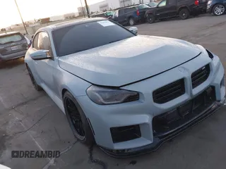 2024 BMW M2 z VIN 3MF13DM04R8E32281, wystawiony jako IAAI lot #41695046 z przebiegiem 19 074 mil mil oraz . Historia ofert i sprzedaży dostępna na DreamBid. Obrazek 1.