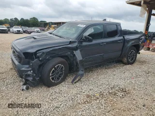2024 Toyota Tacoma SR5 z VIN 3TYLB5JN0RT056369, wystawiony jako Copart lot #56704105 z przebiegiem 12 025 mil mil oraz Szkoda całkowita • Salvage title. Historia ofert i sprzedaży dostępna na DreamBid. Obrazek 1.