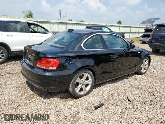 2013 BMW 1 Series 128i z VIN WBAUP9C51DVS95415, wystawiony jako Copart lot #65055485 z przebiegiem 88 907 mil mil oraz Czysty tytuł • Clean title. Historia ofert i sprzedaży dostępna na DreamBid. Obrazek 3.