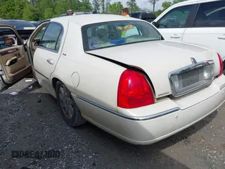 2004 Lincoln Town Car Ultimate z VIN 1LNHM83W14Y631218, wystawiony jako IAAI lot #42098841 z przebiegiem Nie podano mil oraz . Historia ofert i sprzedaży dostępna na DreamBid. Obrazek 3.