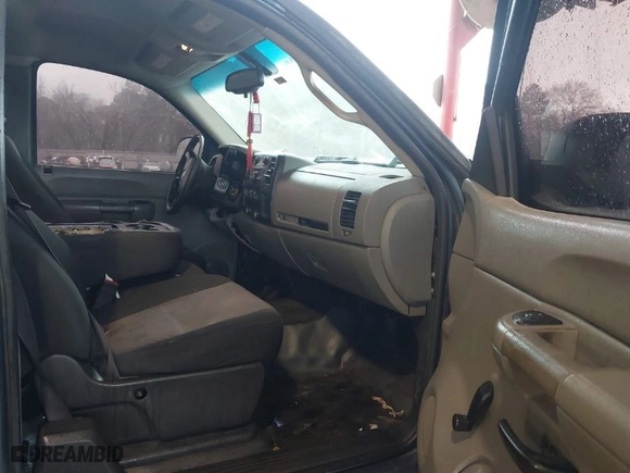 2008 Chevrolet Silverado 1500 Work Truck with VIN 1GCEC19X38Z139968, listed as a IAAI auction lot 41450092 with 301,914 mi miles. Bid and sale history available at carsss.com. Image 5.