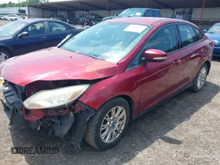 2013 Ford Focus SE z VIN 1FADP3F26DL242146, wystawiony jako IAAI lot #42679877 z przebiegiem 207 908 mil mil oraz . Historia ofert i sprzedaży dostępna na DreamBid. Obrazek 2.