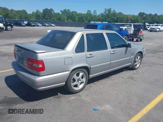 1998 Volvo S70 z VIN YV1LS5342W1453472, wystawiony jako IAAI lot #42124567 z przebiegiem 336 843 mil mil oraz . Historia ofert i sprzedaży dostępna na DreamBid. Obrazek 4.