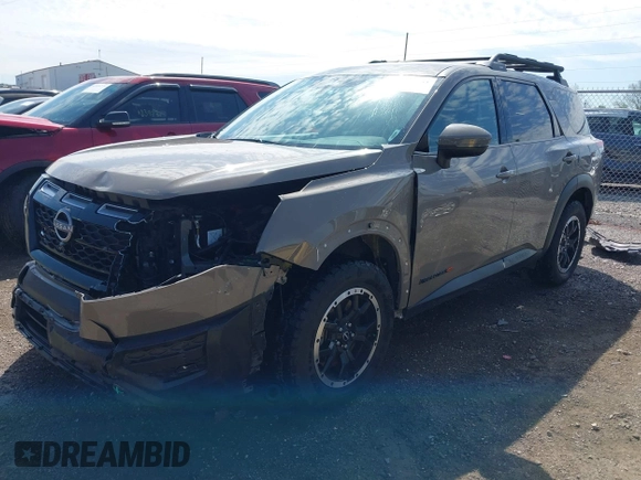 2023 Nissan Pathfinder SV z VIN 5N1DR3BD8PC223755, wystawiony jako IAAI lot #42077555 z przebiegiem 73 381 mil mil oraz . Historia ofert i sprzedaży dostępna na DreamBid. Obrazek 2.