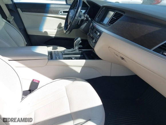 2015 Hyundai Genesis 5.0L with VIN KMHGN4JF0FU081945, listed as a IAAI auction lot 41547186 with 134,956 mi miles. Bid and sale history available at carsss.com. Image 5.