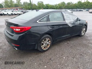 2017 Hyundai Sonata 2.4L z VIN 5NPE24AF2HH483323, wystawiony jako IAAI lot #42322738 z przebiegiem 144 607 mil mil oraz . Historia ofert i sprzedaży dostępna na DreamBid. Obrazek 4.