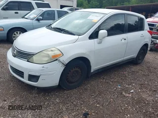 2009 Nissan Versa S z VIN 3N1BC13E49L354233, wystawiony jako IAAI lot #42230622 z przebiegiem 190 161 mil mil oraz . Historia ofert i sprzedaży dostępna na DreamBid. Obrazek 2.