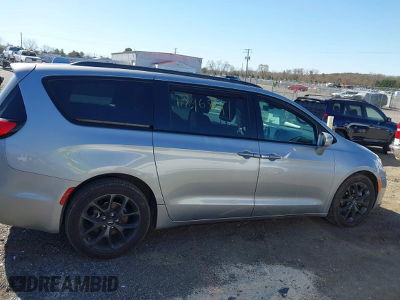 2021 Chrysler Pacifica Touring z VIN 2C4RC1FG8MR565455, wystawiony jako IAAI lot #41796891 z przebiegiem 105 645 mil mil oraz . Historia ofert i sprzedaży dostępna na DreamBid. Obrazek 13.