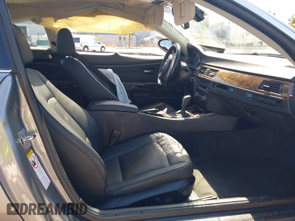 2008 BMW 3 Series 328i с VIN WBAWV135X8P120512, выставлен на аукционе IAAI как лот 42239103 с пробегом 45 613 миль миль и . История ставок и продаж доступна на DreamBid. Изображение 5.