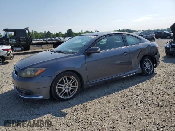 2008 Scion tC Spec z VIN JTKDE167180275068, wystawiony jako Copart lot #55787115 z przebiegiem 101 274 mil mil oraz Szkoda całkowita • Salvage title. Historia ofert i sprzedaży dostępna na DreamBid. Obrazek 1.
