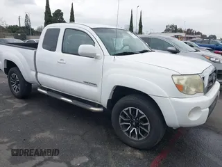 2005 Toyota Tacoma PreRunner z VIN 5TETU62N35Z061945, wystawiony jako IAAI lot #41468531 z przebiegiem 179 118 mil mil oraz . Historia ofert i sprzedaży dostępna na DreamBid. Obrazek 1.