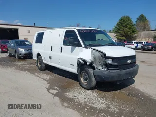 2003 Chevrolet Express Cargo z VIN 1GCHG35U831158628, wystawiony jako IAAI lot #42007274 z przebiegiem 182 104 mil mil oraz . Historia ofert i sprzedaży dostępna na DreamBid. Obrazek 1.
