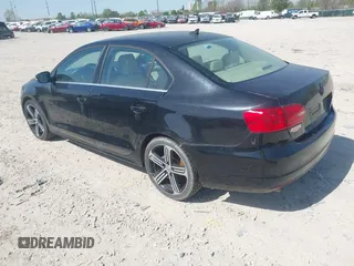 2014 Volkswagen Jetta SE z VIN 3VWD17AJ6EM285061, wystawiony jako IAAI lot #42123807 z przebiegiem 98 000 mil mil oraz . Historia ofert i sprzedaży dostępna na DreamBid. Obrazek 3.