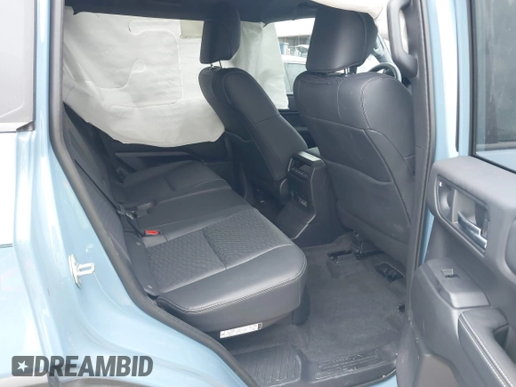 2024 Toyota Land Cruiser z VIN JTEABFAJ9RK015313, wystawiony jako IAAI lot #41573592 z przebiegiem 11 124 mil mil oraz . Historia ofert i sprzedaży dostępna na DreamBid. Obrazek 8.