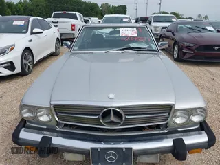 1985 Mercedes-Benz 380 z VIN WDBBA45C4FA016168, wystawiony jako IAAI lot #42245527 z przebiegiem 127 083 mil mil oraz . Historia ofert i sprzedaży dostępna na DreamBid. Obrazek 6.