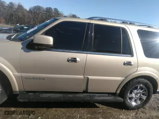 2005 Lincoln Navigator Luxury with VIN 5LMFU27505LJ13912, listed as a IAAI auction lot 41539095 with 1 mi miles. Bid and sale history available at carsss.com. Image 13.