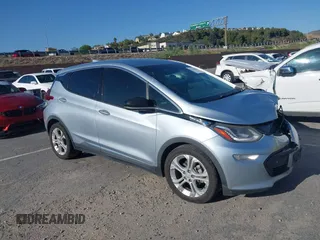 2017 Chevrolet Bolt EV LT z VIN 1G1FW6S03H4133857, wystawiony jako IAAI lot #42335308 z przebiegiem 289 594 mil mil oraz . Historia ofert i sprzedaży dostępna na DreamBid. Obrazek 1.