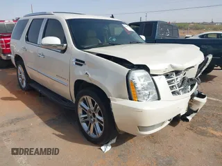 2008 Cadillac Escalade z VIN 1GYEC63828R153028, wystawiony jako IAAI lot #42043110 z przebiegiem 127 122 mil mil oraz . Historia ofert i sprzedaży dostępna na DreamBid. Obrazek 1.