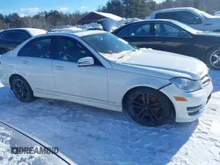 2013 Mercedes-Benz C 300 Sport z VIN WDDGF8AB8DR266708, wystawiony jako IAAI lot #41602920 z przebiegiem 131 068 mil mil oraz . Historia ofert i sprzedaży dostępna na DreamBid. Obrazek 13.