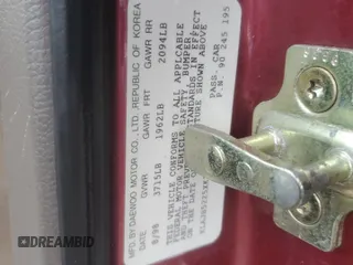 1999 Daewoo Nubira CDX z VIN KLAJB52Z5XK256700, wystawiony jako Copart lot #75085934 z przebiegiem Nie podano mil oraz Szkody całkowita. Historia ofert i sprzedaży dostępna na DreamBid. Obrazek 13.