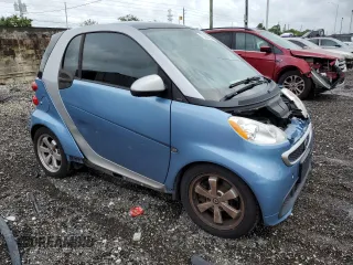 2013 Smart fortwo Pure z VIN WMEEJ3BA7DK599596, wystawiony jako Copart lot #73166994 z przebiegiem 110 919 mil mil oraz Szkoda całkowita • Salvage title. Historia ofert i sprzedaży dostępna na DreamBid. Obrazek 4.