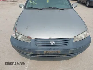 1998 Toyota Camry LE z VIN 4T1BG22K2WU278958, wystawiony jako IAAI lot #42422136 z przebiegiem 272 772 mil mil oraz . Historia ofert i sprzedaży dostępna na DreamBid. Obrazek 14.