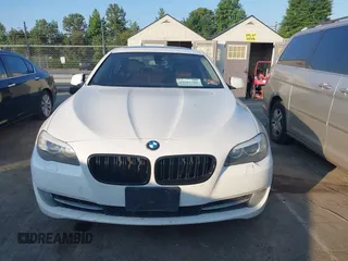 2013 BMW 5 Series 528i xDrive с VIN WBAXH5C53DDW11955, выставлен на аукционе IAAI как лот 42601785 с пробегом 147 925 миль миль и . История ставок и продаж доступна на DreamBid. Изображение 12.