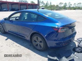 2022 Tesla Model 3 Long Range z VIN 5YJ3E1EB6NF106038, wystawiony jako IAAI lot #42214585 z przebiegiem 40 667 mil mil oraz . Historia ofert i sprzedaży dostępna na DreamBid. Obrazek 3.