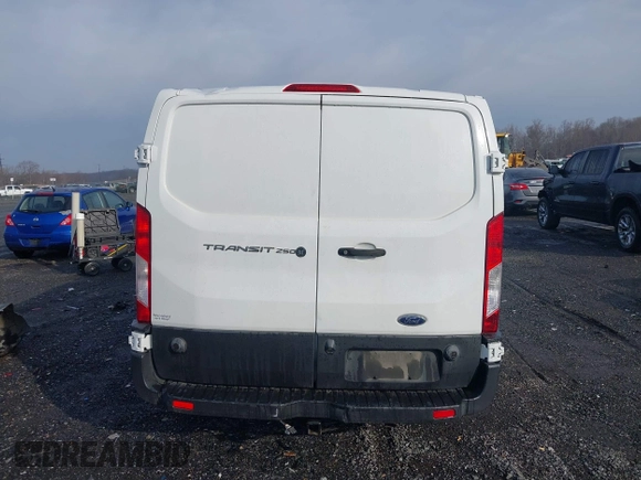 2019 Ford Transit z VIN 1FTYR2ZM6KKB81879, wystawiony jako IAAI lot #41485213 z przebiegiem 153 036 mil mil oraz . Historia ofert i sprzedaży dostępna na DreamBid. Obrazek 16.