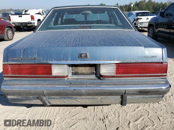 1988 Mercury Grand Marquis GS z VIN 2MEBM74F1JX664779, wystawiony jako Copart lot #76826594 z przebiegiem Nie podano mil oraz Szkody całkowita. Historia ofert i sprzedaży dostępna na DreamBid. Obrazek 6.