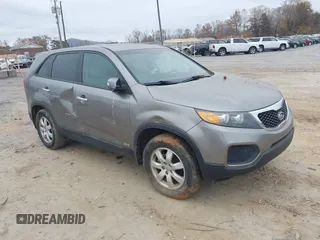 2012 Kia Sorento LX z VIN 5XYKTCA60CG221472, wystawiony jako IAAI lot #40539868 z przebiegiem 47 670 mil mil oraz . Historia ofert i sprzedaży dostępna na DreamBid. Obrazek 1.