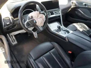 2024 BMW 8 Series 840i z VIN WBAAE4C05RCN32734, wystawiony jako Copart lot #51999545 z przebiegiem Nie podano mil oraz Szkody całkowita. Historia ofert i sprzedaży dostępna na DreamBid. Obrazek 8.
