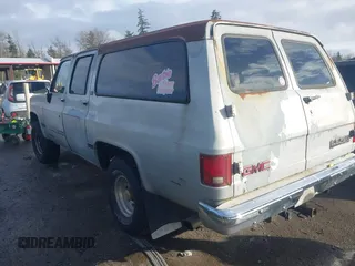 1991 GMC Suburban z VIN 1GKEV16K7MF512125, wystawiony jako IAAI lot #41634112 z przebiegiem 256 640 mil mil oraz . Historia ofert i sprzedaży dostępna na DreamBid. Obrazek 3.