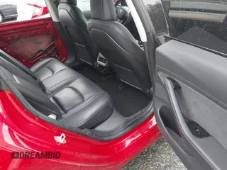 2018 Tesla Model 3 Long Range Battery z VIN 5YJ3E1EB2JF087823, wystawiony jako IAAI lot #41903609 z przebiegiem 69 749 mil mil oraz . Historia ofert i sprzedaży dostępna na DreamBid. Obrazek 8.