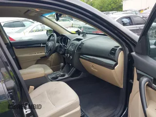 2011 Kia Sorento LX z VIN 5XYKTCA13BG022340, wystawiony jako IAAI lot #42338384 z przebiegiem 181 506 mil mil oraz . Historia ofert i sprzedaży dostępna na DreamBid. Obrazek 5.