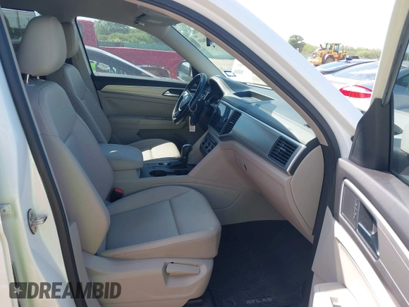 2018 Volkswagen Atlas SE with VIN 1V2CR2CA5JC520616, listed as a IAAI auction lot 42198409 with 98,133 mi miles and . Bid and sale history available at DreamBid. Image 5.