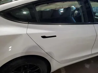 2025 Tesla Model 3 Long Range z VIN 5YJ3E1EBXSF942561, wystawiony jako Copart lot #52961935 z przebiegiem 5 911 mil mil oraz Szkoda całkowita • Salvage title. Historia ofert i sprzedaży dostępna na DreamBid. Obrazek 10.