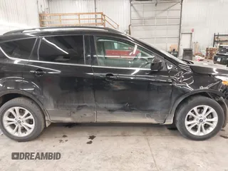 2018 Ford Escape SE z VIN 1FMCU9GD0JUC25636, wystawiony jako IAAI lot #40996760 z przebiegiem 70 097 mil mil oraz . Historia ofert i sprzedaży dostępna na DreamBid. Obrazek 14.