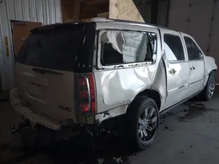2011 GMC Yukon XL Denali with VIN 1GKS2MEF9BR221784, listed as a IAAI auction lot 41526723 with 207,632 mi miles. Bid and sale history available at carsss.com. Image 4.