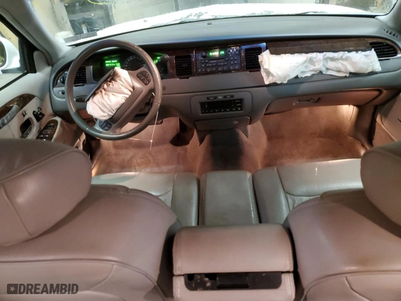 1998 Lincoln Town Car Signature with VIN 1LNFM82W9WY683336, listed as a Copart auction lot 43263335 with 90,457 mi miles and Salvage Title. Bid and sale history available at carsss.com. Image 8.