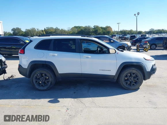 2018 Jeep Cherokee Trailhawk z VIN 1C4PJMBX8JD562994, wystawiony jako IAAI lot #41281555 z przebiegiem 86 702 mil mil oraz . Historia ofert i sprzedaży dostępna na DreamBid. Obrazek 14.