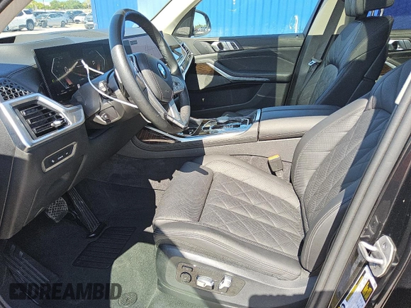 2024 BMW X7 xDrive40i z VIN 5UX23EM07R9V08996, wystawiony jako Copart lot #56997025 z przebiegiem 27 719 mil mil oraz Czysty tytuł • Clean title. Historia ofert i sprzedaży dostępna na DreamBid. Obrazek 7.