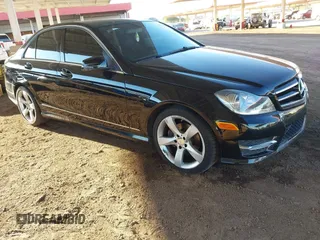 2014 Mercedes-Benz C 250 Sport z VIN WDDGF4HB7EA966752, wystawiony jako IAAI lot #41063040 z przebiegiem 106 218 mil mil oraz . Historia ofert i sprzedaży dostępna na DreamBid. Obrazek 1.