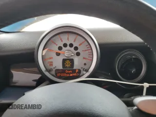 2008 MINI Hardtop S z VIN WMWMF73508TV37538, wystawiony jako Copart lot #58550665 z przebiegiem 71 233 mil mil oraz Szkoda całkowita • Salvage title. Historia ofert i sprzedaży dostępna na DreamBid. Obrazek 9.