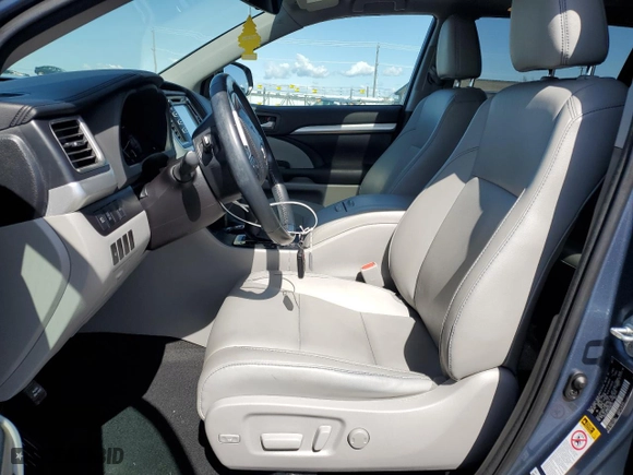2017 Toyota Highlander XLE with VIN 5TDJZRFH4HS460704, listed as a Copart auction lot 52048665 with 46,214 mi miles and Salvage Title. Bid and sale history available at carsss.com. Image 7.