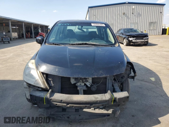 2010 Nissan Versa S z VIN 3N1BC1AP5AL360227, wystawiony jako Copart lot #55966485 z przebiegiem 197 936 mil mil oraz Szkoda całkowita • Salvage title. Historia ofert i sprzedaży dostępna na DreamBid. Obrazek 5.