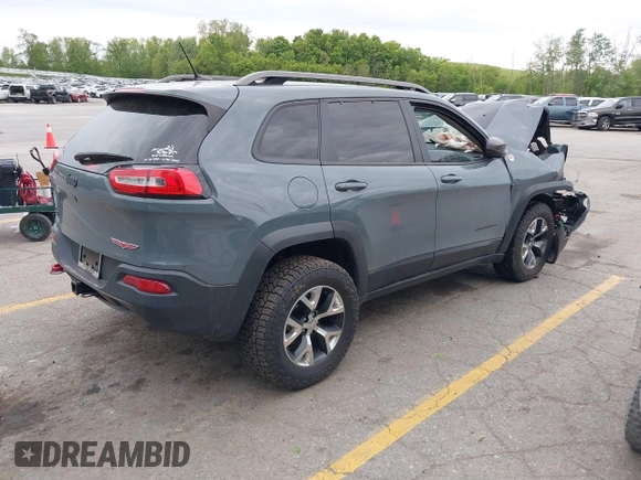 2015 Jeep Cherokee Trailhawk z VIN 1C4PJMBB9FW676566, wystawiony jako IAAI lot #42303335 z przebiegiem 123 026 mil mil oraz . Historia ofert i sprzedaży dostępna na DreamBid. Obrazek 4.