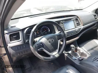 2015 Toyota Highlander XLE z VIN 5TDKKRFH8FS050848, wystawiony jako IAAI lot #42279034 z przebiegiem 101 053 mil mil oraz . Historia ofert i sprzedaży dostępna na DreamBid. Obrazek 20.